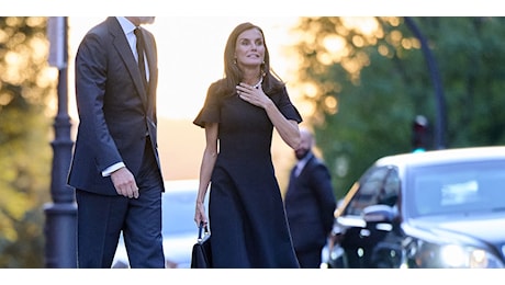 Il tubino nero (very demure) di Letizia di Spagna, e sia