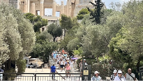 Atene, i mali del turismo di massa: affitti alle stelle e quartieri solo per i visitatori