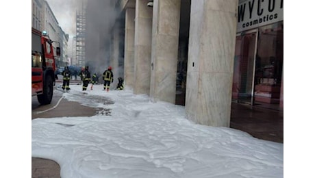 Incendio a Milano vicino a corso Vittorio Emanuele: domato rogo sotterraneo, nessun ferito