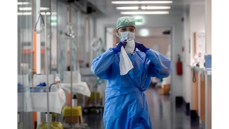 Covid, mascherine in ospedale obbligatorio a Brescia. Matteo Bassetti: Assurdo Gazzetta di Reggio