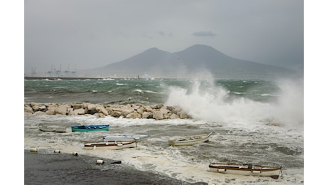 Allerta meteo gialla in Campania, temporali, fulmini, mareggiate e rischio frane dalle 18 di oggi