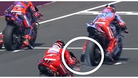 MotoGP Australia, Marquez rimuove la pellicola dalla visiera che finisce sulla gomma