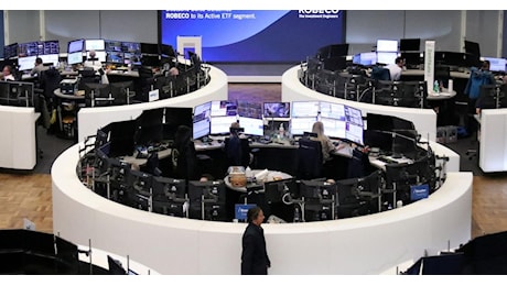 Borsa, Tokyo chiude negativa: preoccupa la tecnologia. Uk, rallenta l’inflazione