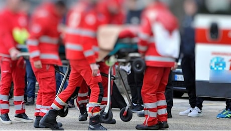 Si arrampica per andare dalla fidanzata e cade dal quarto piano: muore 32enne