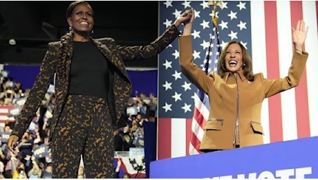 Michelle Obama sul palco con Kamala Harris: «Qui c'è qualcuno che vi capisce»