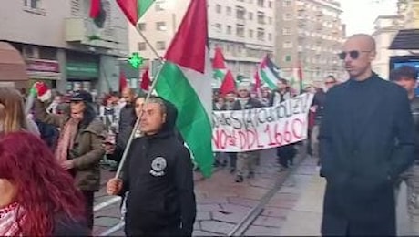 Corteo pro Palestina a Milano, i manifestanti sfilano con bandiere e strisicioni