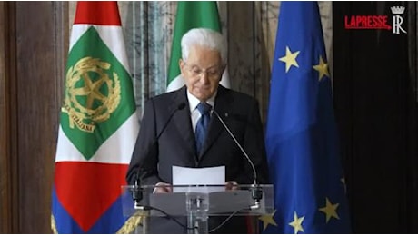 Mattarella: «Bisogna rendere effettiva la parità delle retribuzioni uomo-donna»