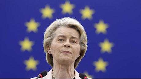 Sì alla nuova Commissione Ue. Ma von der Leyen manca «quota 401» e perde 31 voti