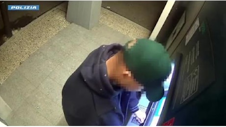 Bologna, furti ai bancomat con scotch e colla: il video dello «scassinatore» preso dalla polizia