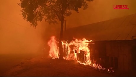 California, continua a crescere il maxi-incendio: le immagini sono impressionanti
