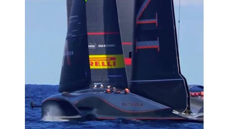 Luna Rossa e Ineos sconfitte dal vento, cadono dai foil e non arrivano al traguardo. Bene per gli italiani