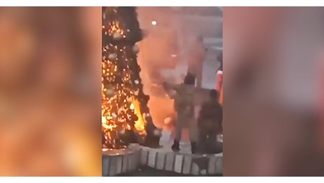 Jihadisti bruciano un albero di Natale ad Hama: esplodono le proteste dei cristiani a Damasco e in altre città siriane