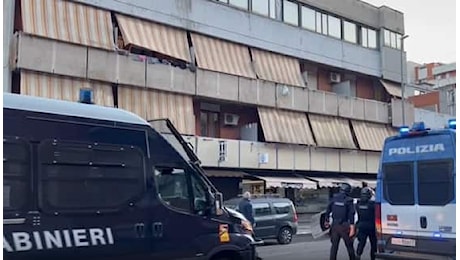 Roma, 150 persone sgomberate dall'ex hotel Cinecittà occupato