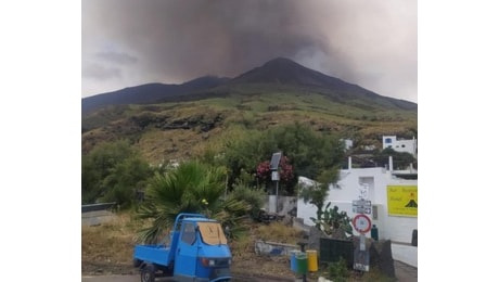 A Stromboli confermata l'allerta rossa per l'eruzione del vulcano. E molti turisti danno forfait