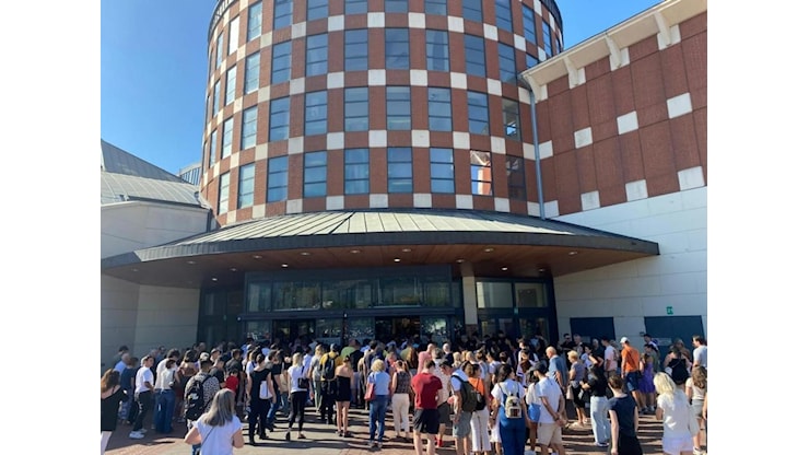 Saldi estivi a Firenze al via, 1.600 persone in coda ai Gigli nonostante il caldo - Corriere Fiorentino Saldi estivi a Firenze al via, 1.600 persone in coda ai Gigli nonostante il caldo - Corriere Fiorentino