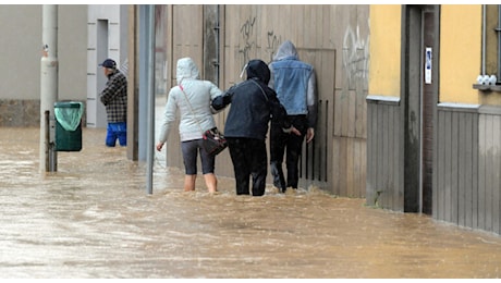 Maltempo, meteo di giovedì da incubo: temporali e nubifragi, è allerta in sette regioni. Oggi scuole chiuse: ecco dove