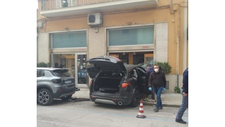 Inseguimento a Lecce dopo la spaccata in gioielleria: preso un ladro e bottino da 200mila euro