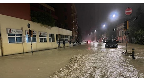 Esondazioni a Bologna, poi l’alluvione si estende. Un morto a Pianoro, convocato il Comitato operativo della Protezione civile