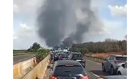Assalto armato a portavalori su Brindisi-Lecce, auto in fiamme: chiusa statale in entrambe le direzioni