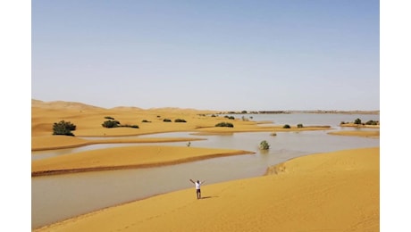 Il deserto del Sahara come non l’avete quasi mai visto: inondazioni allagano le dune (e non è una buona notizia)