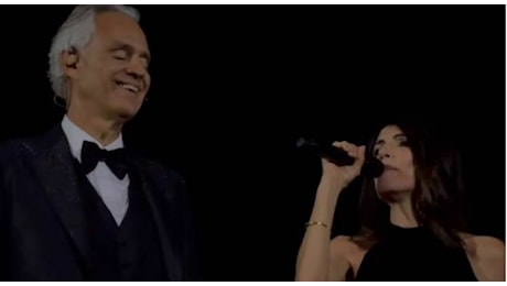 Andrea Bocelli e Giorgia di nuovo insieme sul palco sulle note di Vivo per lei: il duetto commuove