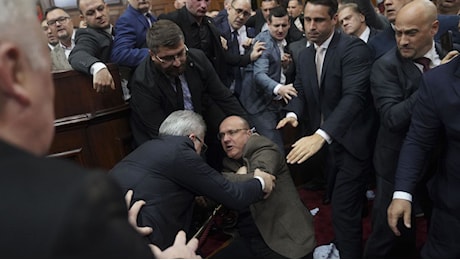 Video. Serbia, rissa al parlamento dopo il crollo alla stazione di Novi Sad