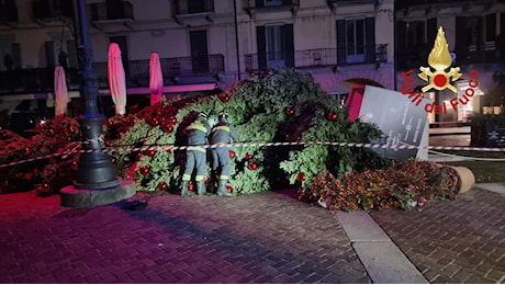 Vento forte in Lombardia, raffiche a 110 km/h. A Como caduto l’albero di Natale in piazza Duomo