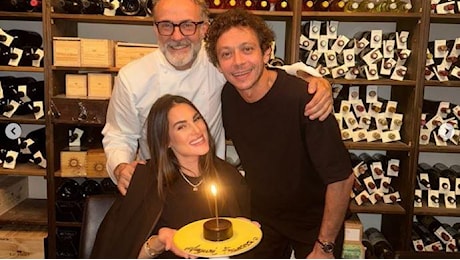 I dolci auguri di Valentino Rossi per il compleanno della sua Francesca, con cena da Bottura