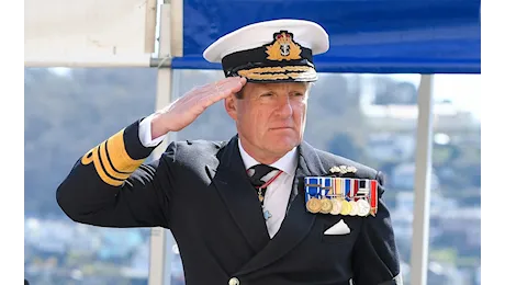 Scandalo in alto mare: il First Sea Lord sospeso per relazione con una sottoposta