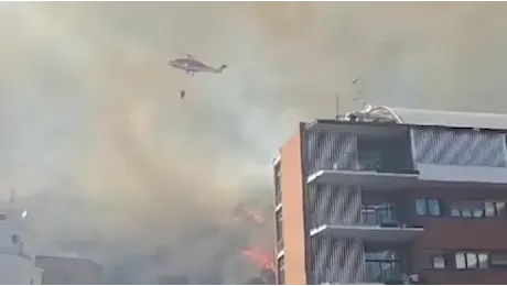 Roma, vasto incendio a Monte Mario: evacuati palazzi e anche la sede Rai