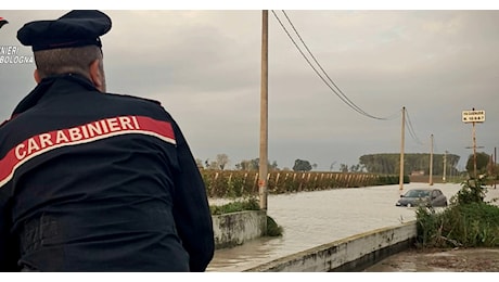 “Ho beccato un’ondata d’acqua, ora arriva al finestrino e l’auto è bloccata”: le telefonate ai carabinieri durante l’alluvione a Bologna