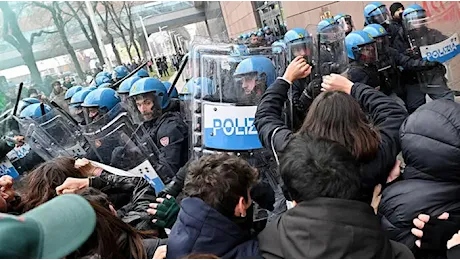 Corteo a Torino, scontri al Politecnico e blitz davanti alla Rai: «Disinformazione sul Medioriente»