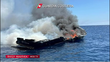 Yacht di 22 metri in fiamme affonda tra l'Elba e il Giglio - Video