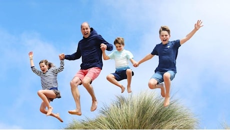 Il Principe William e la foto del salto con i figli per il compleanno scattata da Kate