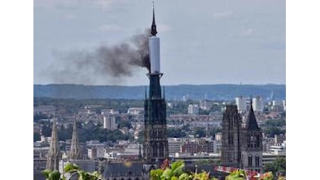 Francia, vasto incendio nella cattedrale di Rouen