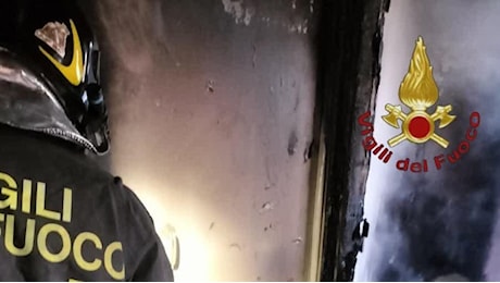 Roma, sette vigili del fuoco in ospedale dopo l'incendio di celle frigorifere: hanno respirato gas dannosi per la salute