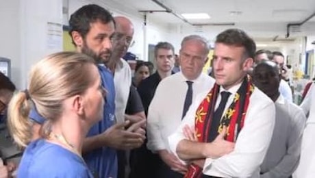 Macron a Mayotte incontra il personale medico in ospedale