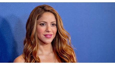 Shakira: fan “spia” sotto la gonna, la reazione di lei è virale