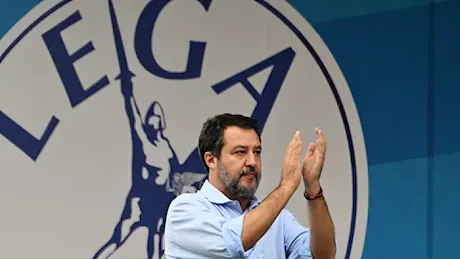 Salvini a Pontida: «L’autonomia è realtà». Open Arms, la destra europea lo difende: «Ha salvato i confini»