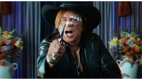 Mickey Rourke cacciato dal Grande Fratello UK dopo 6 giorni: l'ennesima lite dopo le accuse di omofobia e body shaming