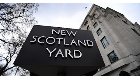 Madre e due figlie uccise con una balestra: orrore vicino a Londra, arrestato un 26enne