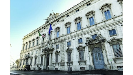 Abuso d’ufficio, la Consulta dichiara infondate le questioni di legittimità: «Nessun obbligo a mantenerlo dalla Convenzione di Merida»