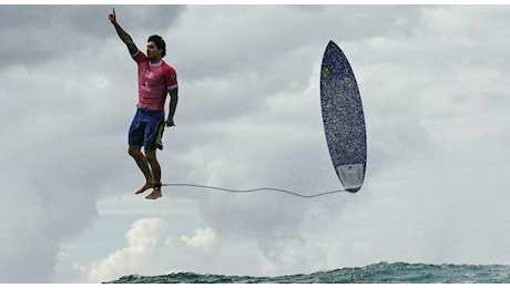 Surf Olimpiadi, la foto di Gabriel Medina a Tahiti fa il giro del mondo: la storia che c'è dietro