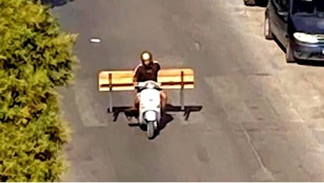 Palermo, ruba una panchina da un giardino pubblico e se la porta via in scooter: il video è virale