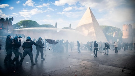 Guerriglia urbana al corteo pro Pal: assalto agli agenti, la polizia carica