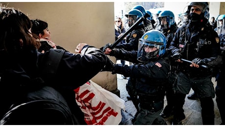 Corteo studenti, tensioni a Torino: lancio di uova contro le forze dell'ordine. A Roma negozi imbrattati