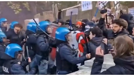 Scontri tra collettivi antifascisti e polizia: cercavano di raggiungere il corteo di CasaPound. Lanci di oggetti, petardi e manganellate VIDEO