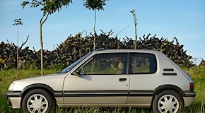 La Peugeot 205 a 3 porte compie 40 anni ed è ancora bella
