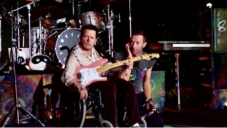 Michael J Fox suona con i Coldplay a Glastonbury [VIDEO]