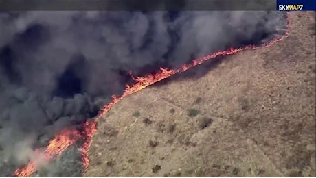 California, incendi nelle aree vicone a Los Angeles: evacuate 10 mila persone